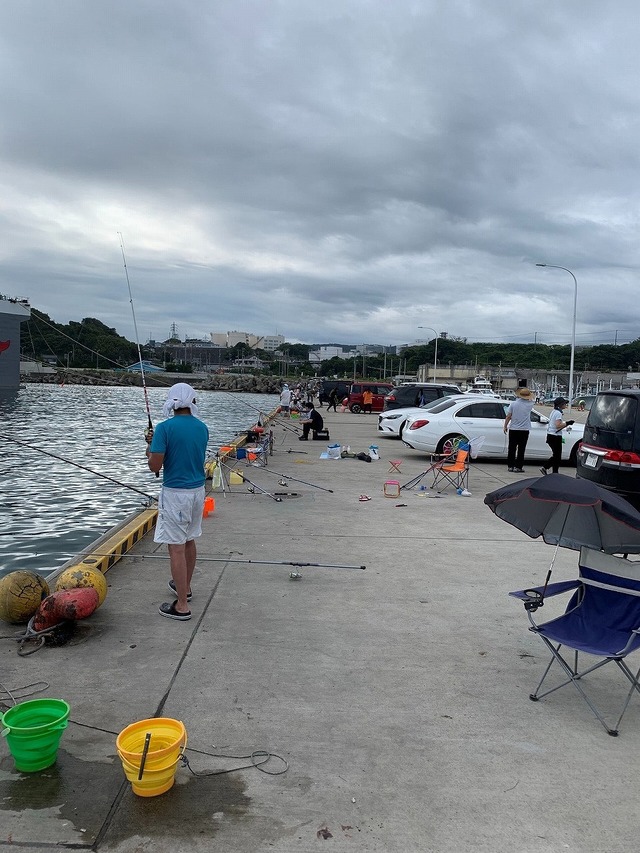 久慈漁港：通称オカベは今日も満員！！こちらはアジが釣れています。