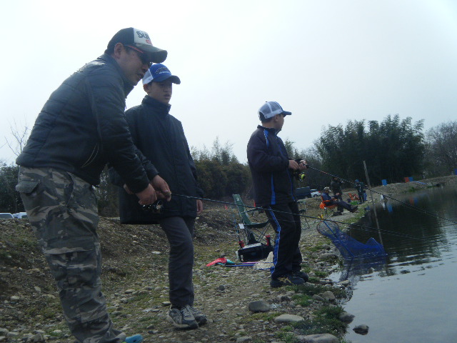 管理釣場初挑戦の、息子さんのお友達に釣り方とコツを伝授するメンバー荒山