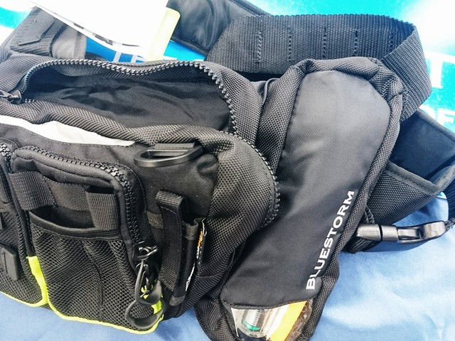 ブルーストーム 膨脹式ライフジャケット ショルダーバッグ　BSJ-7120 楽天市場】【送料込み】【釣り】高階救命器具 膨脹式ライフ