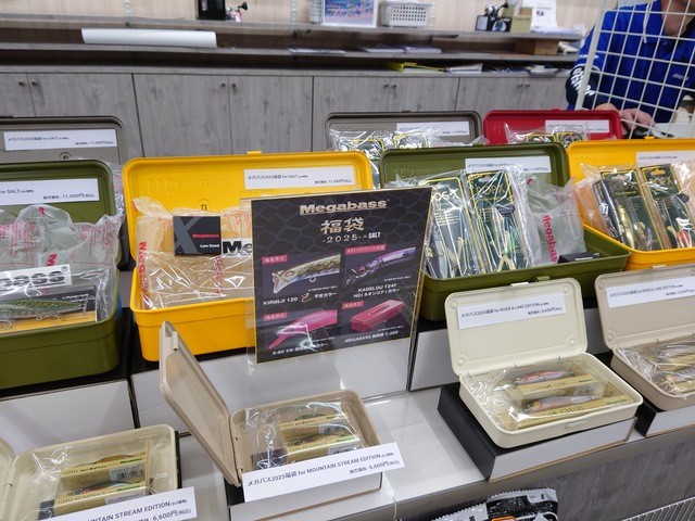 メガバス 福袋 2025 新品未開封 レッド 格安セール ラスト在庫 MEGABASS 2025福袋 BASS SET 4色ｺﾝﾌﾟﾘｰﾄﾊﾟｯｸ【即日発送】: バス