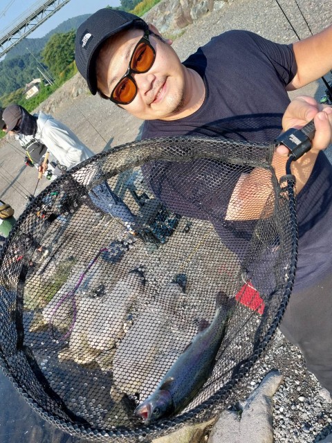 ニュードロワーの飯塚さん!状況によっての釣り方のアドバイスが上手い!そして良く釣ります(^^♪