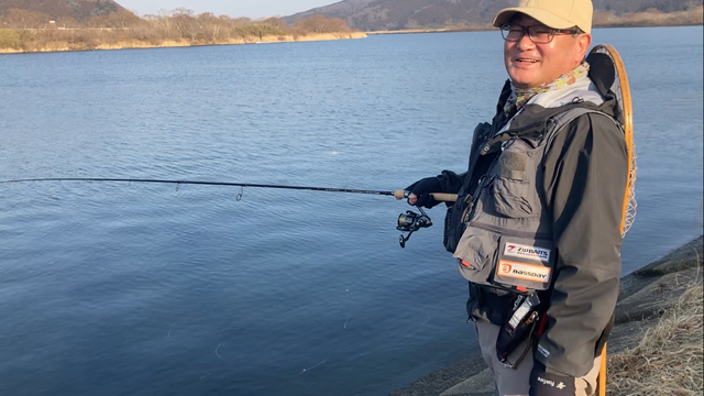 仲間との談笑を楽しむ雄一さん