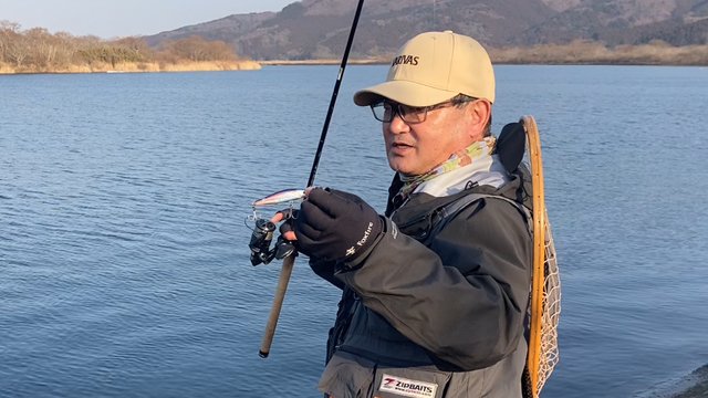 ミノーの説明をする雄一さん