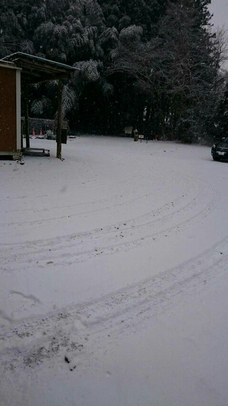 駐車場も雪が積もってます。