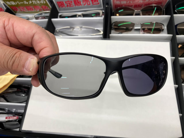 ※レンズ片側にのみ紫外線照射