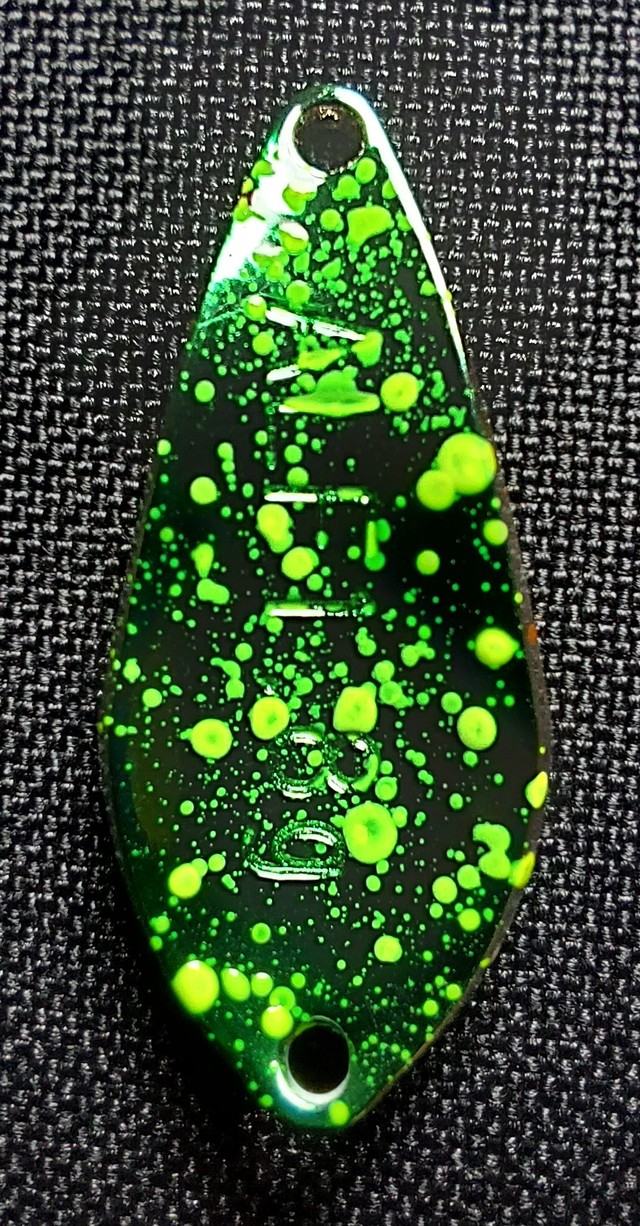 裏面にUVライトを当てるとグリメタに蛍光チャートが映えます！強い色同士の明滅効果を実感して欲しい！