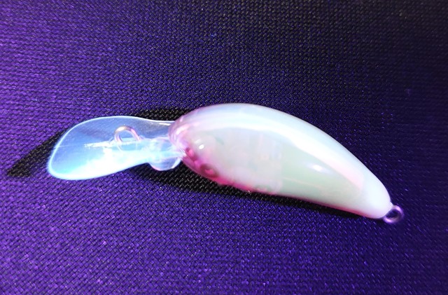 クリアレッドに蛍光UVを混ぜているので紫外線ライトで青白く光ります。