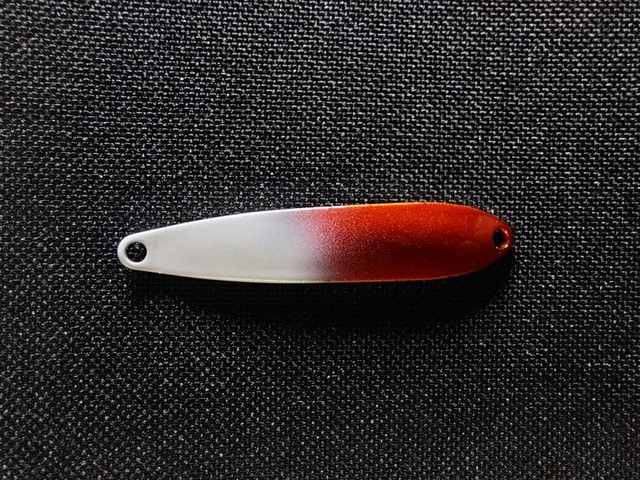 SPICE BOMB　暗めのレッドとアピール系のパールホワイト