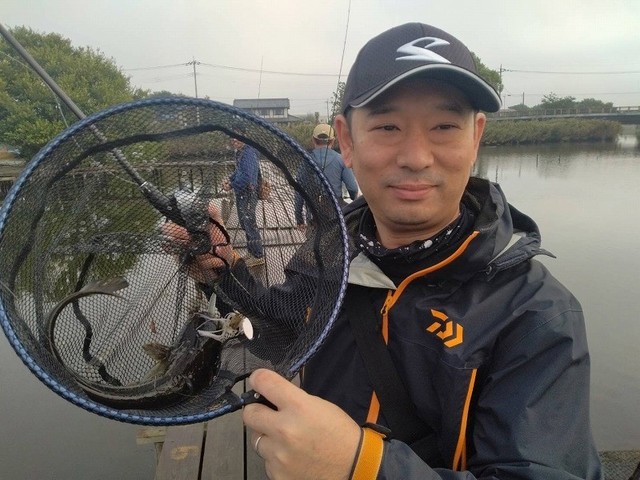 横田君スピナーベイトでナマズヒット！